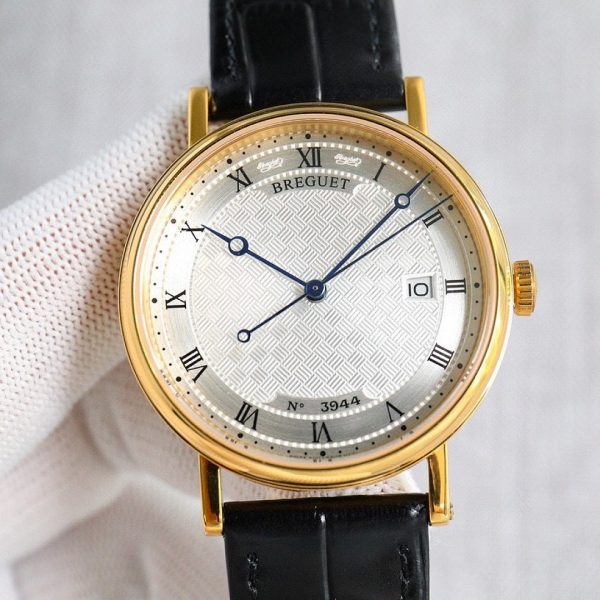 Breguet Classique 5177 Silver Guilloché Dial Yellow Gold 5177BA/12/9V6 – SUPER KLON zegarka kolekcjonerskiego z srebrną tarczą guilloché, datownikiem, automatycznym mechanizmem Miyota 9015, kopertą w kolorze żółtego złota oraz czarnym paskiem z amerykańskiej skóry cielęcej z tłoczeniem skóry krokodyla.